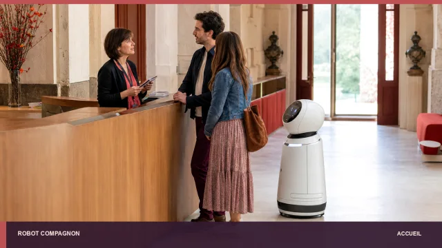 Réceptionniste et visiteurs dans un hall, avec un robot social à proximité.